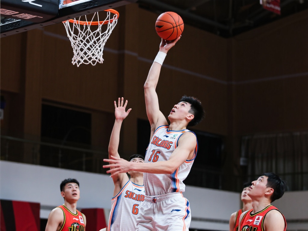 曾凡博半场高效砍下15分闪耀全场